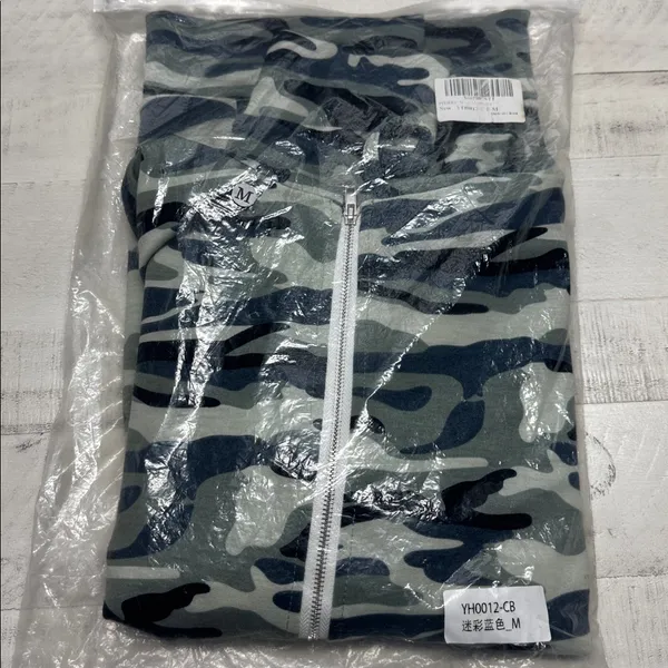 Full-zip camouflage hoodie. Hood with drawstrings. Front kangaroo pockets. - Image 5