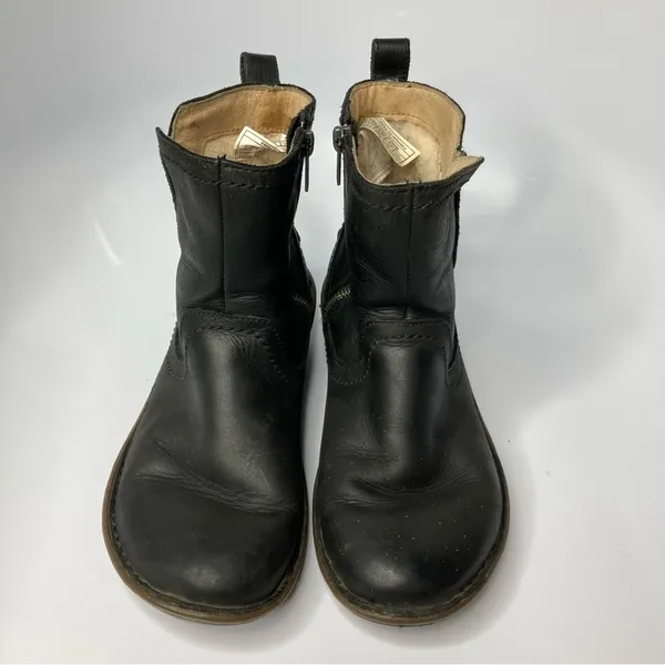 UGG Neevah short boot‎ black leather Shearling lined size 7 - Image 3