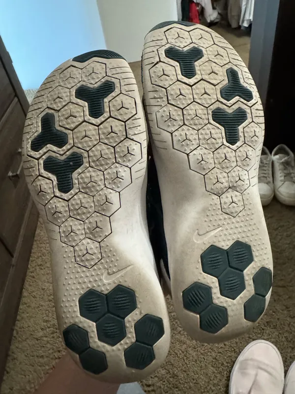 Green Nike shoes - Image 3