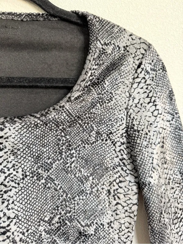 Guess Vintage 80s Snake Print Velvet Bell Sleeve Top Whimsigoth Goth Grunge Gray - Image 3