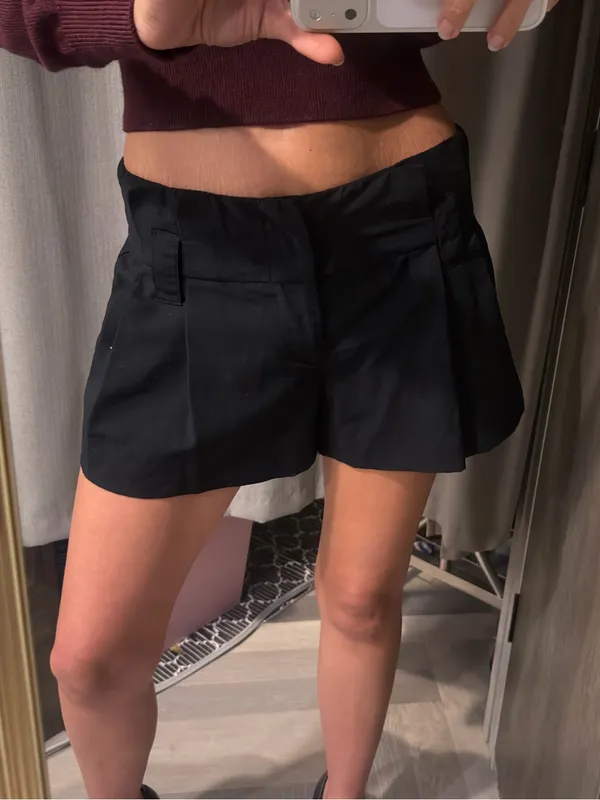 Alice + Olivia Pleated Dress Shorts in Black Size 4 - Image 2
