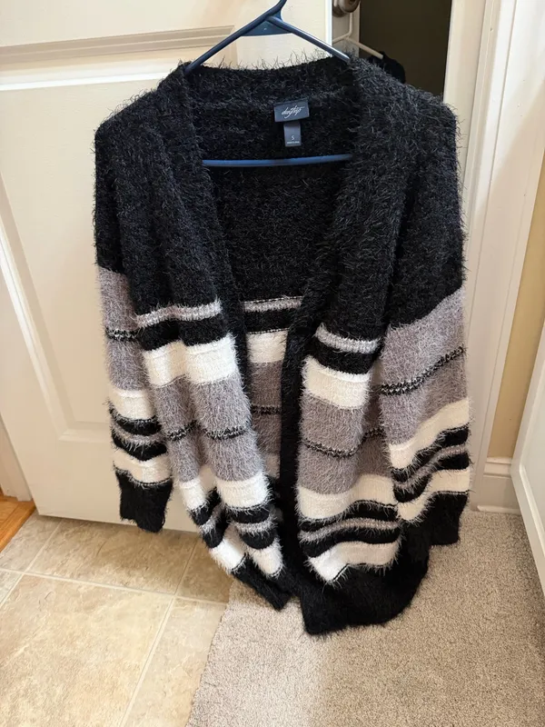 Soft fluffy cardigan by Daytrip size small - Image 7