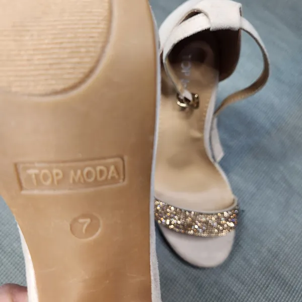 Top Moda Elegant Beige Heels with Gold Accents Size 7 - Image 2