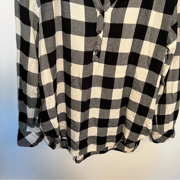 Universal Thread Women's Size Small Popover Blouse Black Cream Plaid Fleece‎ - Image 6