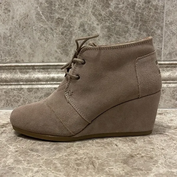 Toms Kala Desert Wedge Bootie Size 7.5 Suede Taupe Lace Up Boot - Image 3