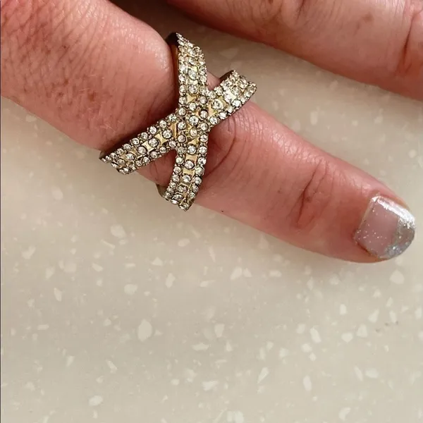 Crisscross costume ring Gold - Image 3