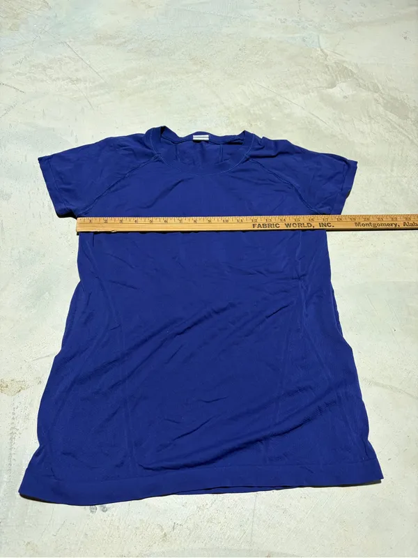 Athleta Women's Crew Neck workout Tee blue large - Image 5