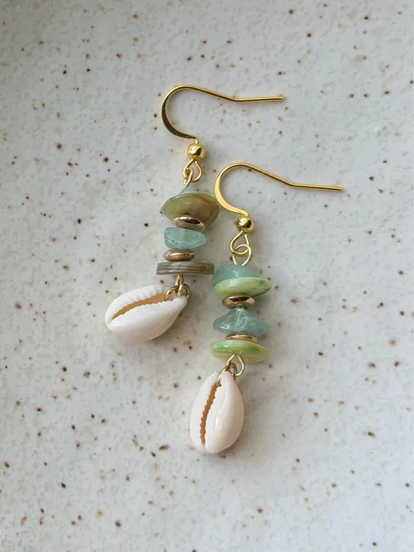 Handmade natural cowrie seashell & stone beads mix dangle earrings 🌀💚 - Image 4