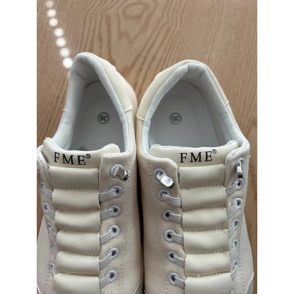 New Women's Lace Up No Tie Sneakers Cream/White size 5.5-6 - Image 5