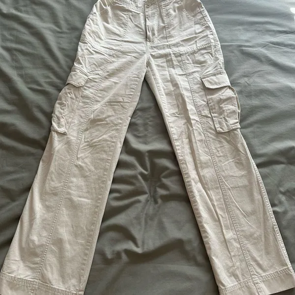 Abercrombie Women's Cream Relaxed Cargo Pants - Image 4