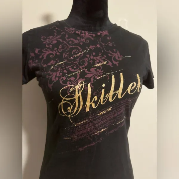EUC Classic Threads Black and Purple Skillet Band Tee size medium - Image 2