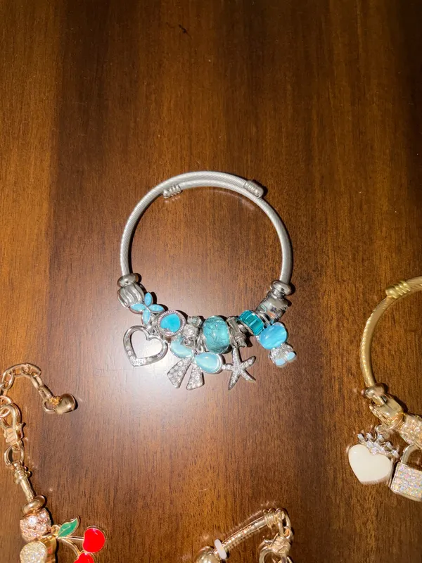Set of 5 charm bracelets 4 gold 1 silver - Image 5