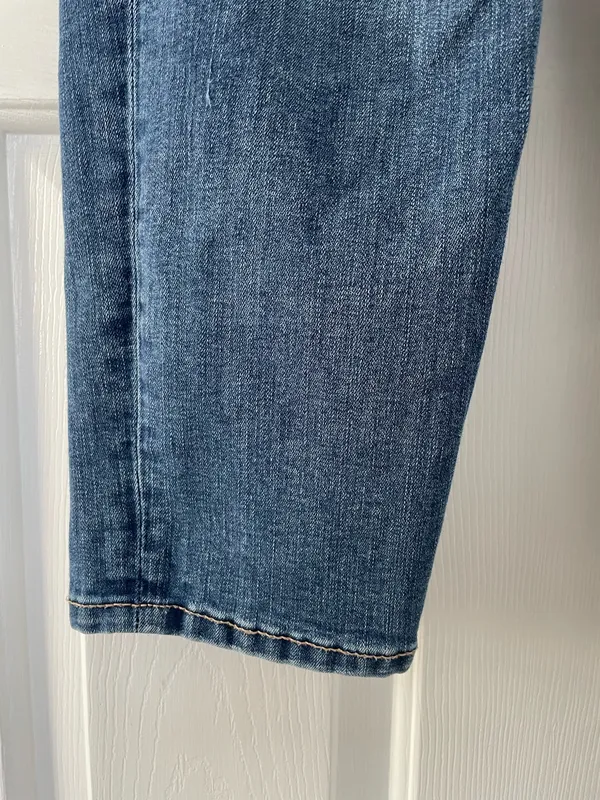 Maurice’s Mid Rise Distressed Floral Patch Crop Jeans Size 14 - Image 4