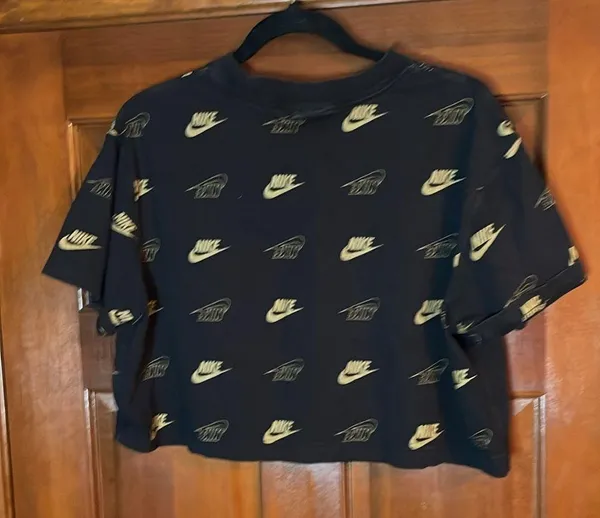 Nike cropped logo T-shirt, size medium - Image 4