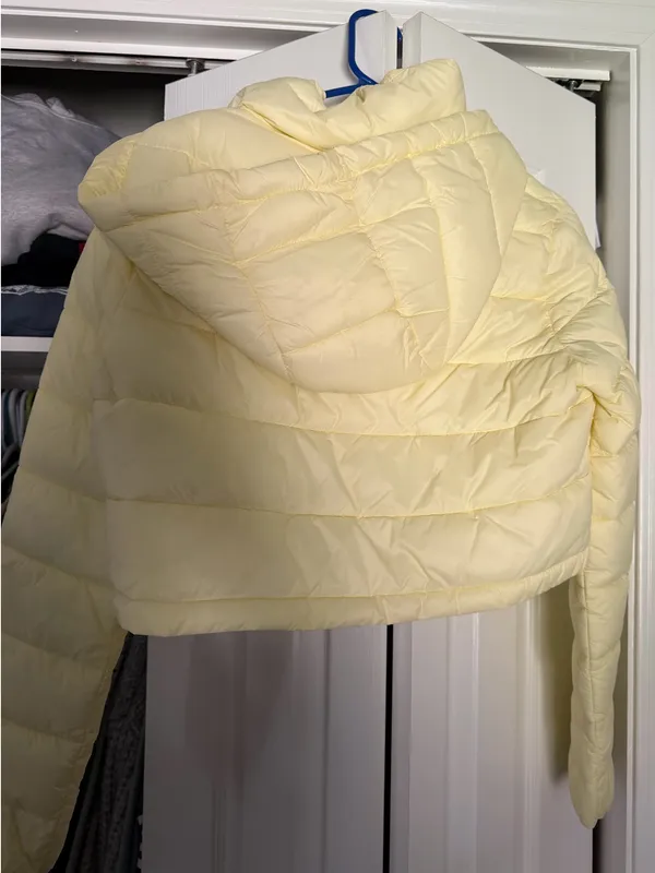 Like new cropped Zara butter yellow lightweight puffer jacket - Image 2