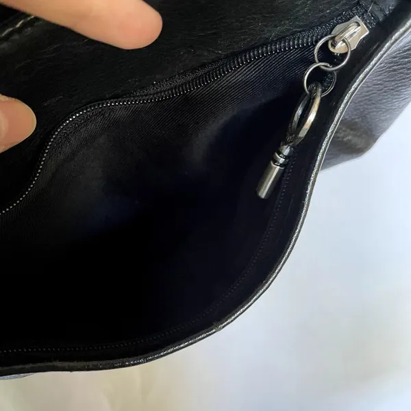 Fossil black leather shoulder bag zip‎ closure two pockets adjustable straps - Image 7