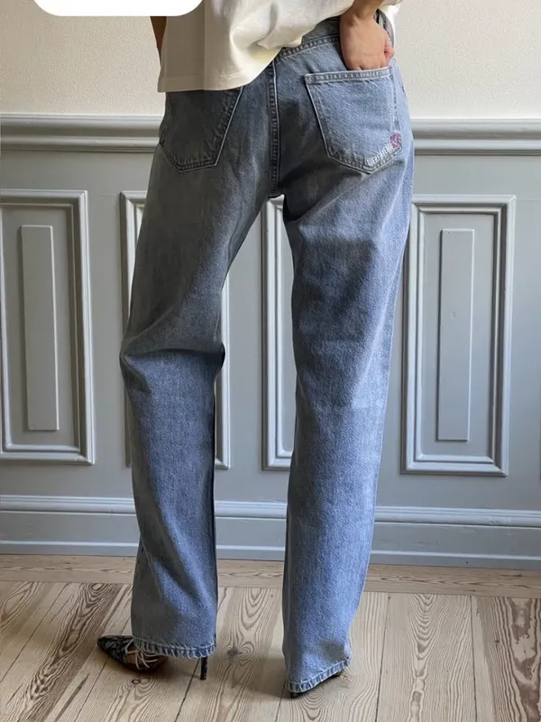 Djerf Avenue Relaxed Jeans in Blue - Image 3