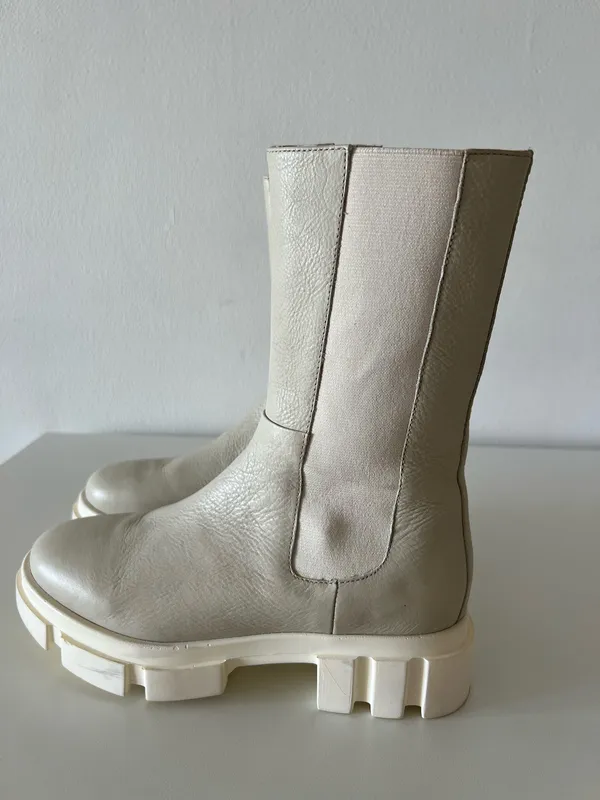 Free People Brooks Lug Sole Chelsea Boots - Chalk Color - Size w 6.5 - Image 11