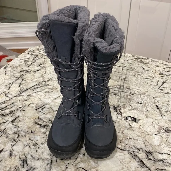 Bearpaw Women's Isabella‎ Snow winter Boots- size 6. Grey - Image 2