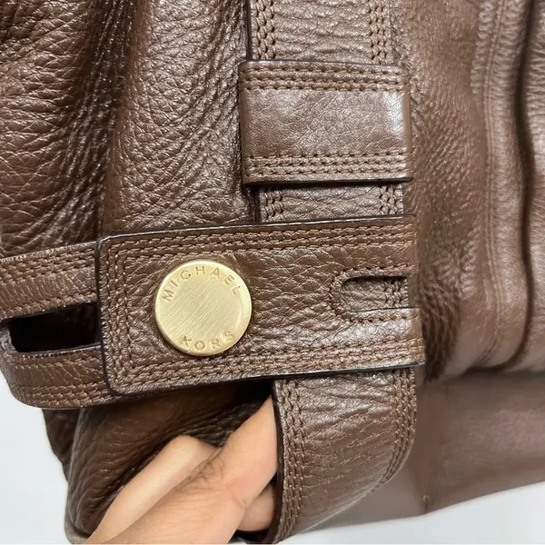 Michael Kors Brown Leather Shoulder Bag with Classic Design - Image 3