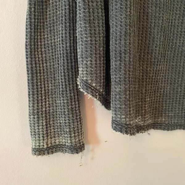 We The Free Gray Waffle Knit Long Sleeve Loungewear V-neck Shirt Women's Medium - Image 4