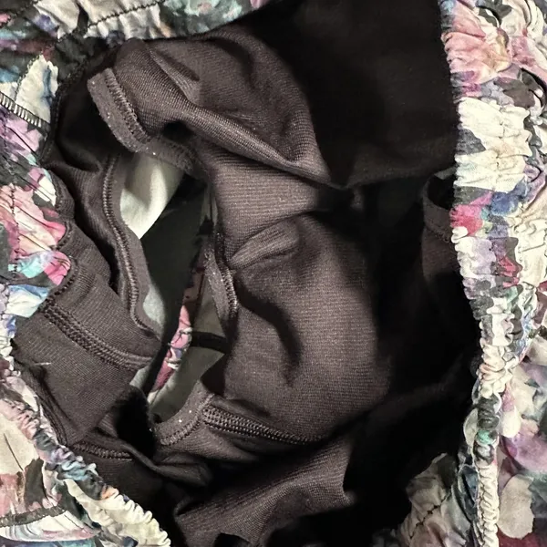Lululemon Shorts Womens 4 Purple Black Floral Hotty‎ Hot Short 2.5 Lined Mesh - Image 8