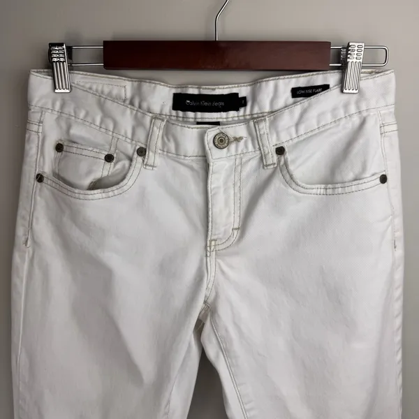 Calvin‎ Klein Women's Sz 2 White Denim Jeans Low Rise Flare 30x27 Short - Image 3