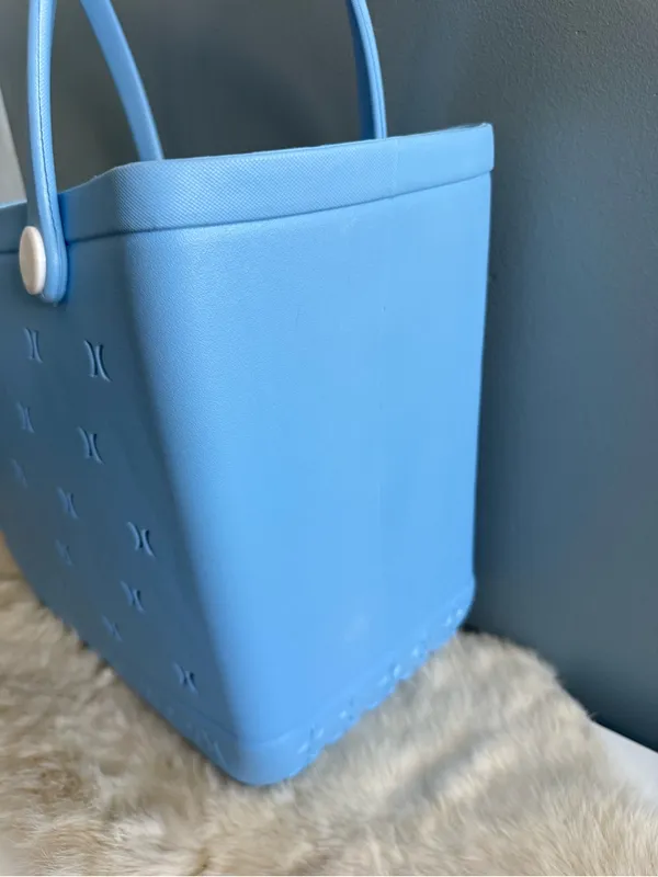 Hurley Surf & Enjoy Lightweight Waterproof Washable Beach Tote - Image 3