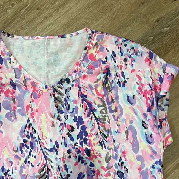 Pink pattern v neck short sleeve tshirt. Very soft Size XL - Image 2
