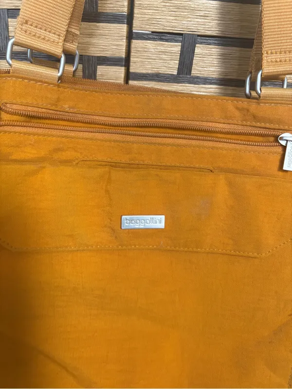 Baggallini gold handbag - Image 3