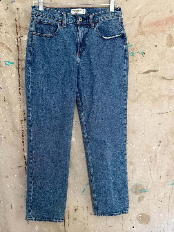 Abercrombie the 90s Straight Mid Rise Curve Love Jeans in Dark Marble - Image 2