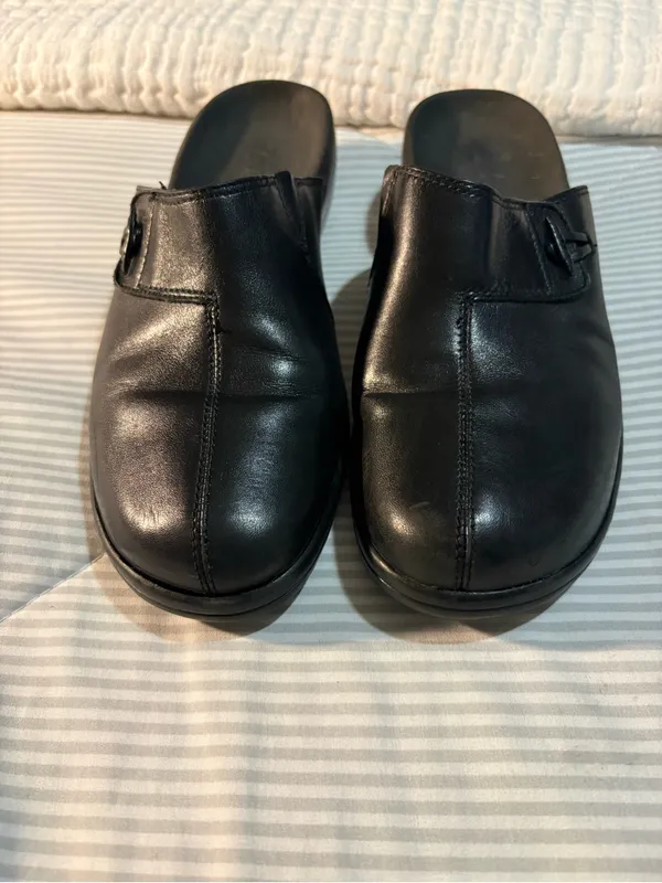 Clarks Black Leather Slip-On Clogs size 8M - Image 2