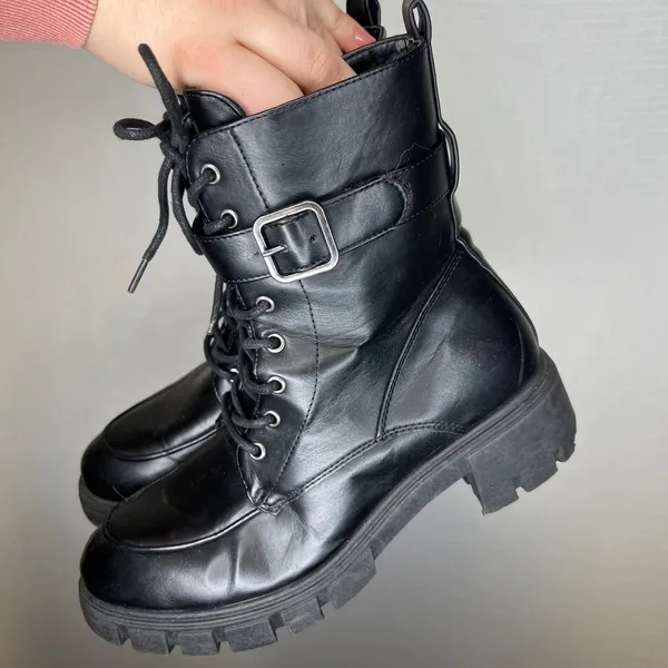Sincerely Jules Eastbridge Black Combat Lug Sole‎ Buckle Boots F33962 Womens 9M - Image 4