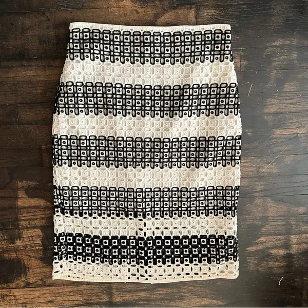 Women’s Banana Republic Skirt Size 6 Black White Embroidered Eyelet Pencil Boho - Image 2
