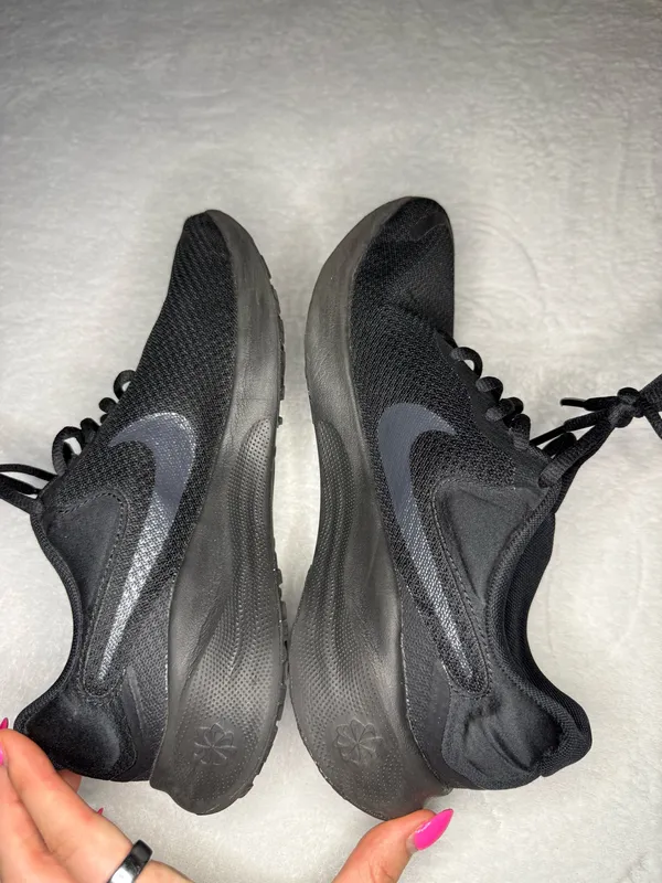 Black Nike Sneakers Women’s - Image 2
