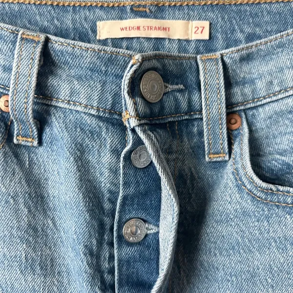 Levi's Women's Premium Wedgie Straight Jeans Medium Wash Blue Size 27 - Image 5