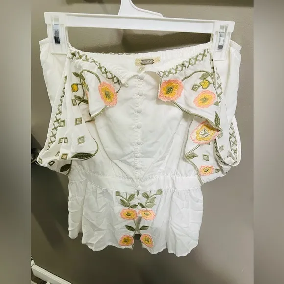 Gimmicks BKE Embroidered Floral Off‎ The Shoulder Top. Size Small - Image 8