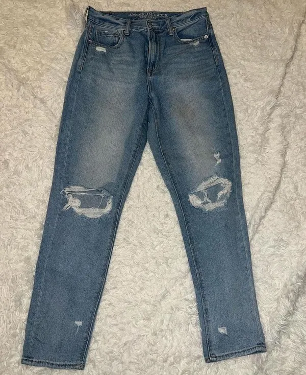 American Eagle size 4 Mom Jean with Distressing - Image 2