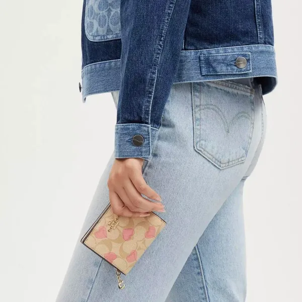 Coach Snap Wallet In Signature Canvas With Heart Print - Image 4