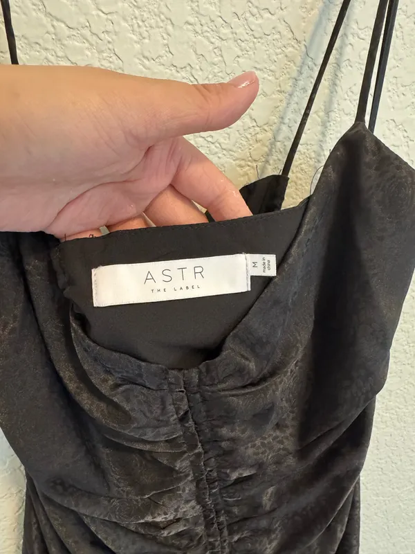ASTR Cinched open back dress - Image 3