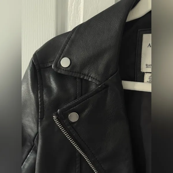 Abercrombie & Fitch Classic Black Leather Jacket - Image 4