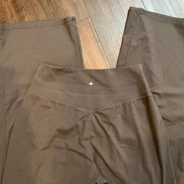 Halara Petite High Waisted Wide Leg Yoga Pants Gray Side Pockets Size M Petite - Image 5