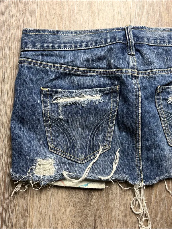 Hollister Frayed Dark Blue Distressed Denim Mini Skirt Size 3 (waist 26) - Image 10