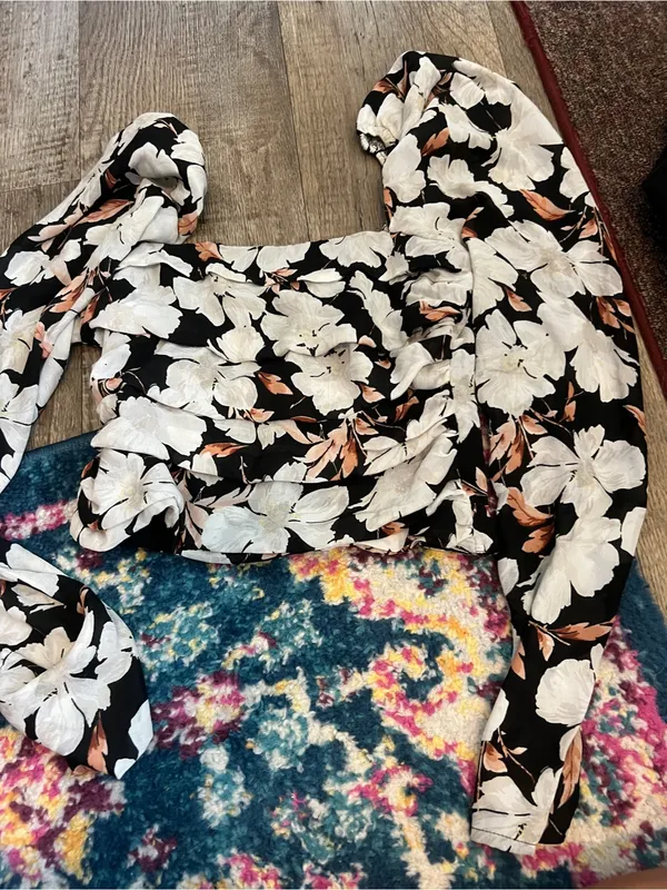 Abercrombie Floral Puff-Sleeve Cropped Top - Black & White - Image 5