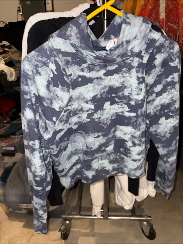 Lululemon Loungeful cropped hoodie heritage camo WP Blue size 2 - Image 3