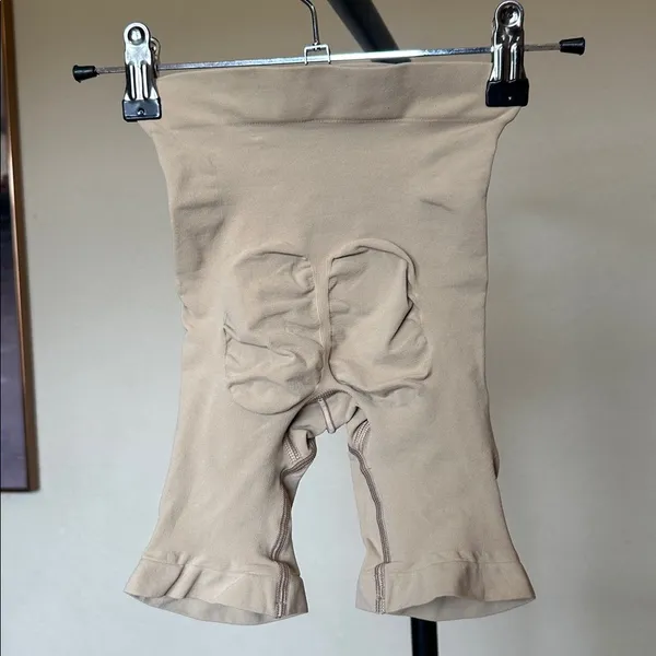 SKIMS Seamless Sculpt Mid Thigh Short compression nude sand shape wear NWOT Sz S - Image 3