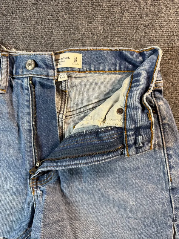 Abercrombie & Fitch The Mom Short High Rise Raw Hem Size 24/00 3" Inseam - Image 3