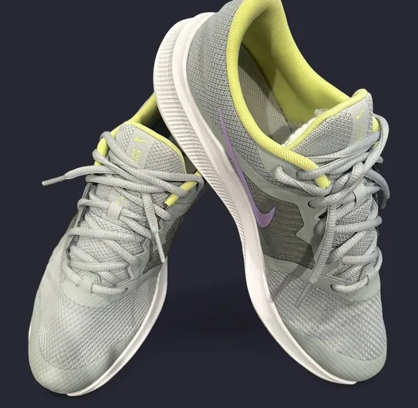Nike light gray and green sneakers size 7 - Image 2