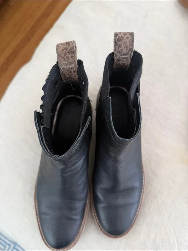 Dolce Vita Black Leather Chelsea Ankle Boots with Leopard Pull Tabs - Image 4