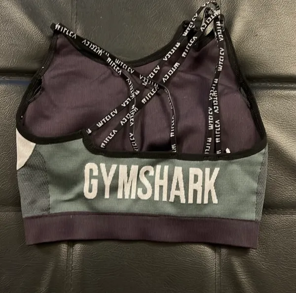 Stay stylish and comfortable with this women's camouflage sports bra. Perfect for workouts or casual wear. Gymshark size small - Image 2